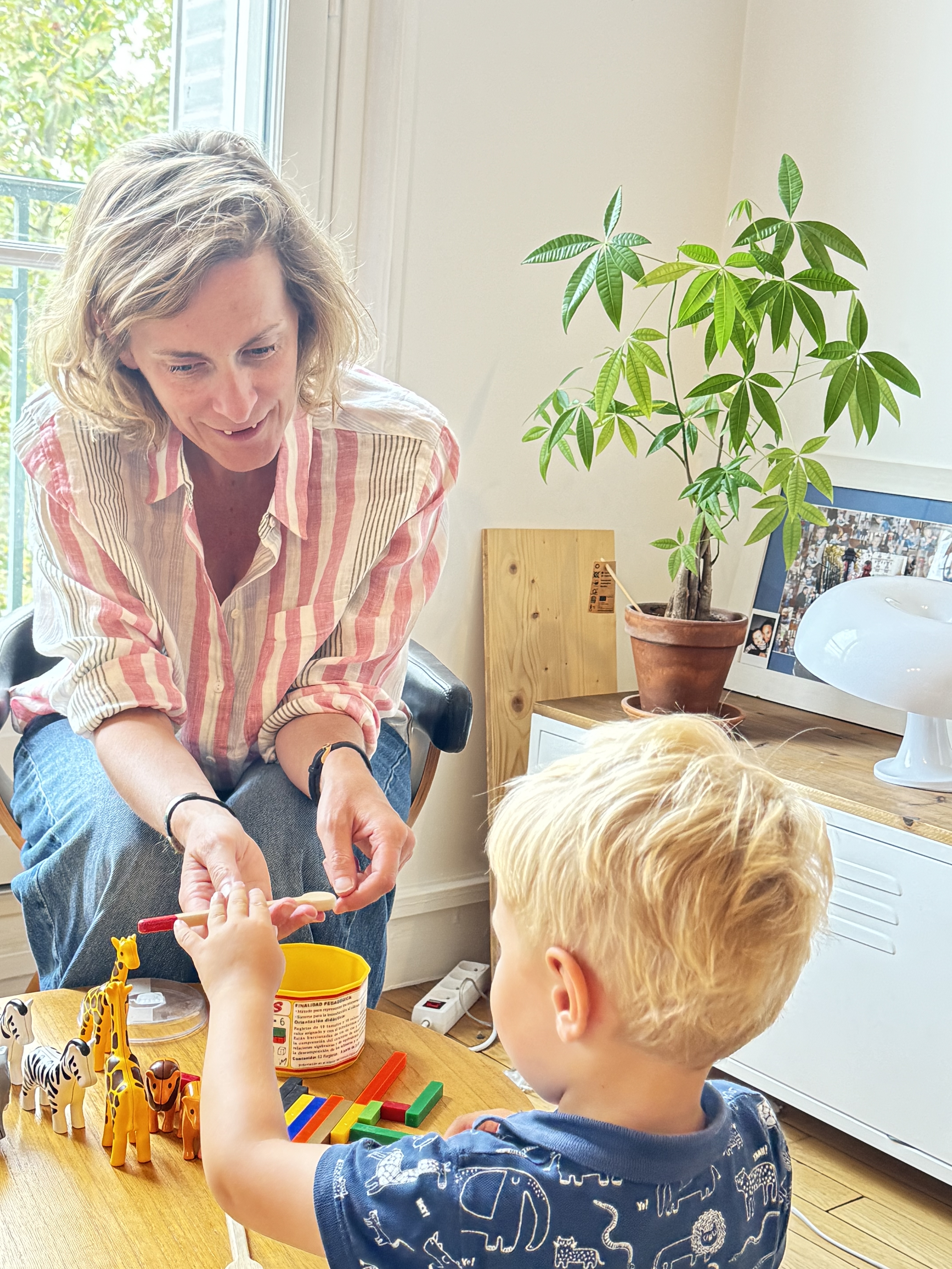 Hélène Chauveau jouant avec un enfant