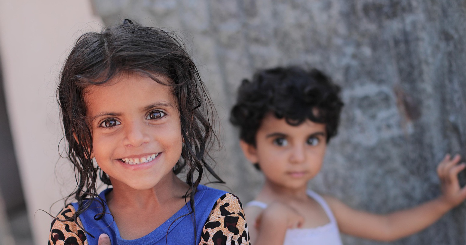 Deux jeunes enfants souriants